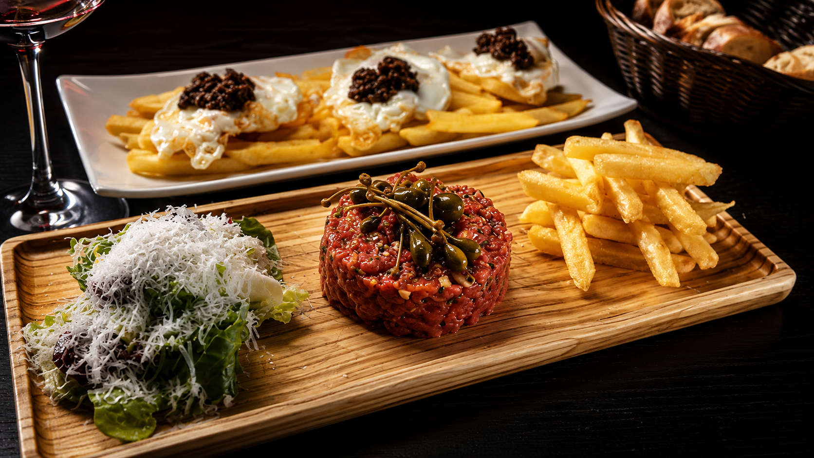 Steak tartar y huevos trufados